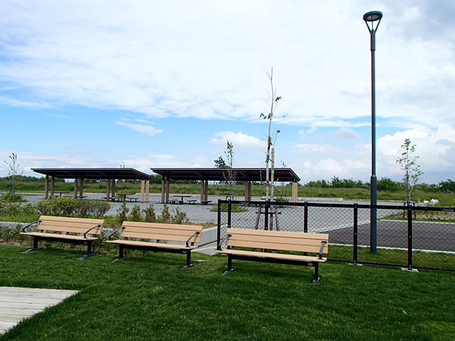 厚別山本公園/公園内のベンチの写真
